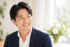 40代男性のご成婚イメージ。明るい室内で微笑む男性のポートレート